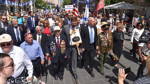 צעדת הווטרנים המסורתית לציון יום הניצחון על גרמניה הנאצית (צילום: שלומי אמסלם)