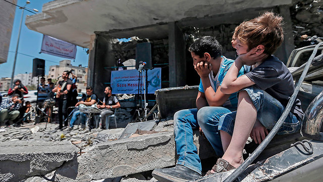 הופעה של להקת דוואווין בהריסות בית שהופצץ בעזה במחאה על האירוויזיון בישראל (צילום: AFP)