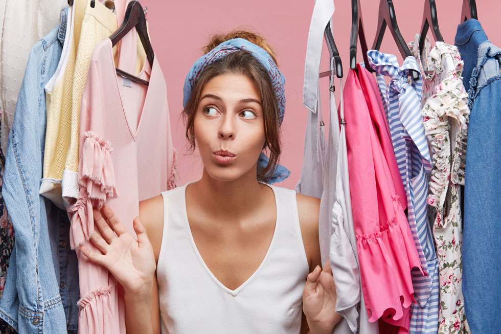 בגדים שמאופסנים זמן רב צוברים לא מעט אבק (גם במעמקי הארון). לכן מומלץ לכבס הכל, גם מה שנראה נקי (צילום: Shutterstock)