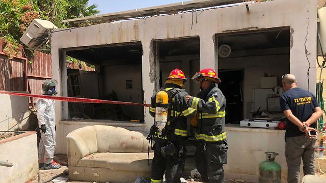 Пожарные на месте взрыва в Эйлате. Фото: Меир Охаюн