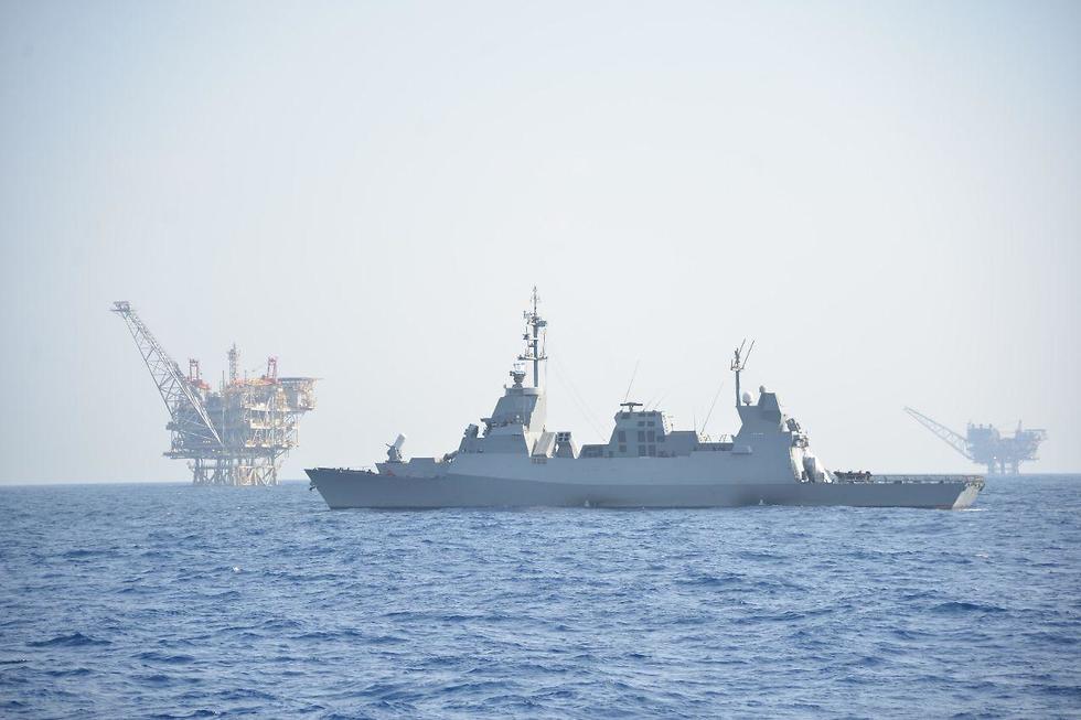 Корвет ВМС ЦАХАЛа на фоне буровых платформ. Фото: пресс-служба ЦАХАЛа