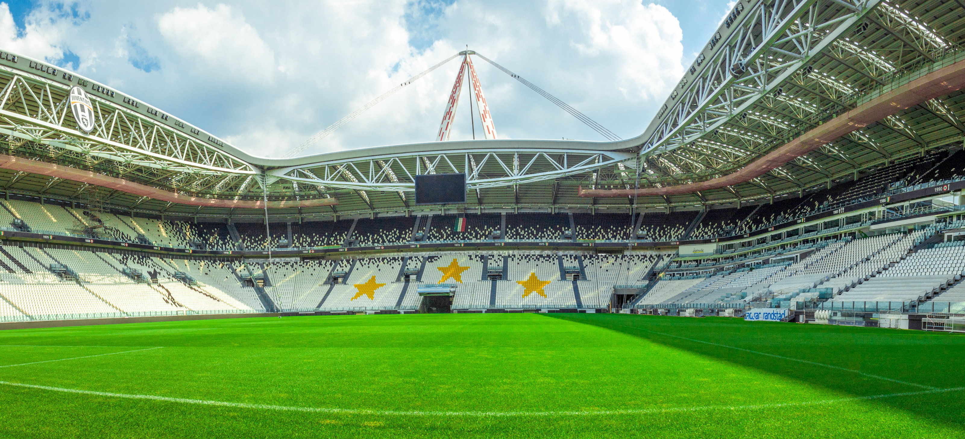אצטדיון אליאנץ של יובנטוס באיטליה. רק תמורת שם האצטדיון חברות משלמות עשרות ומאות מיליוני ליש"ט