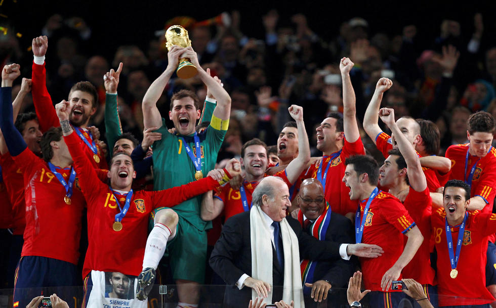 איקר קסיאס מניף את גביע העולם (צילום: רויטרס)