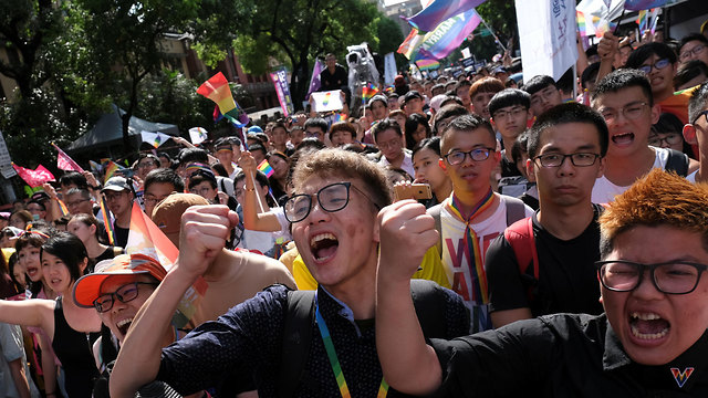 שמחה ברחובות טייוואן בעקבות אישור נישואים חד מיניים (צילום: רויטרס)