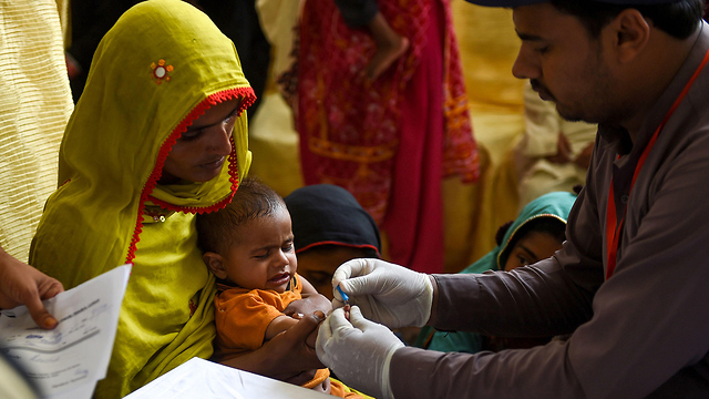 בדיקות דם לילדים לגילוי איידס (צילום: AFP)