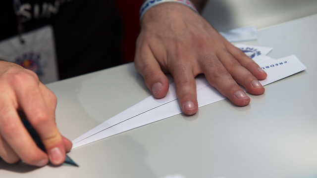 אוסטריה זלצבורג אליפות העולם בהטסת מטוסי נייר מטוס (צילום: AFP)