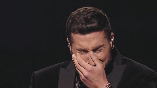 קובי מרימי בוכה בסיום הביצוע ( באדיבות כאן תאגיד השידור הישראלי)
