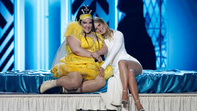2018 winner Netta Barzilai and host bar Refaeli at Eurovision 2019 (Photo: Reuters)