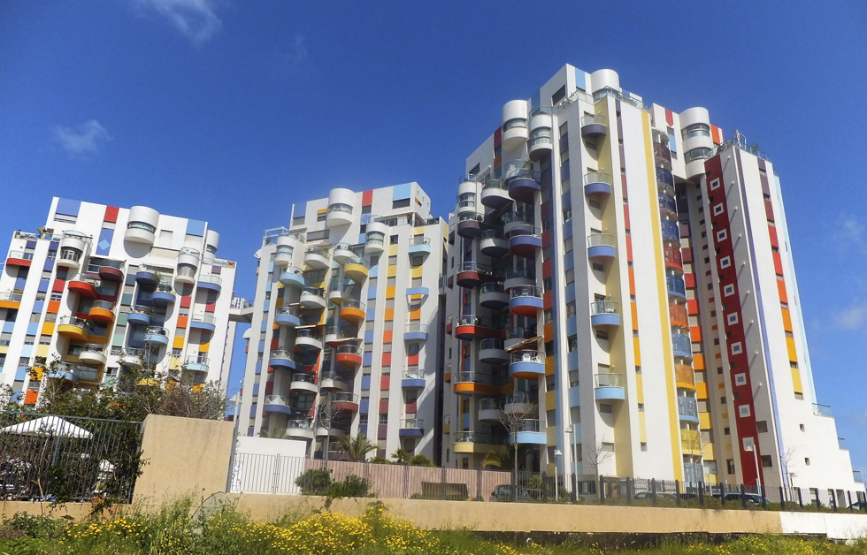 Разноцветные балконы в "Мигдалей-Неэман" в Тель-Авиве