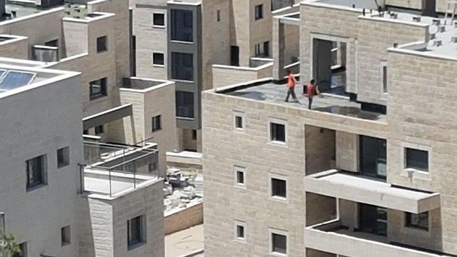 Рабочие на стройке в Иерусалиме. Фото: Шай Порат