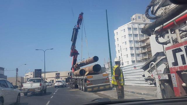 Разгрузка труб в Тель-Авиве. Фото: Били Френкель