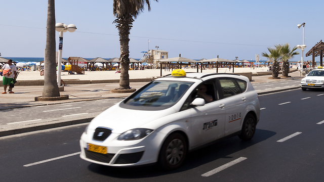 מונית בתל אביב (צילום: shutterstock)