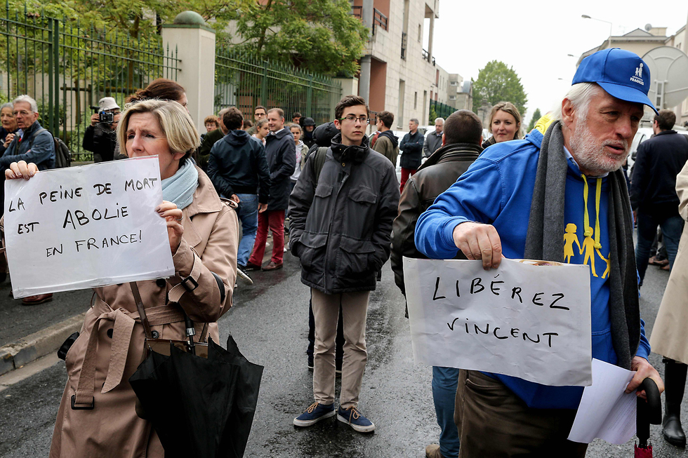 מתנגדים להמתת החסד של וינסנט לאמבר צרפת  (צילום: AFP)