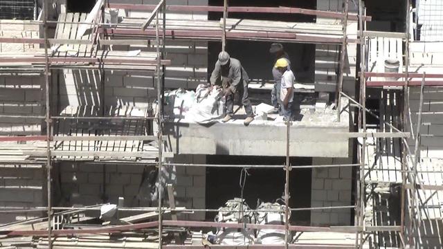 הנפת גלילי בטון באתר בנייה ברח' הירקון בתל אביב (צילום: בילי פרנקל )