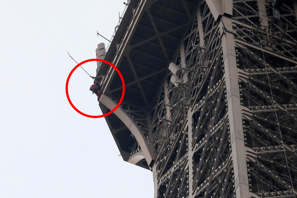 גבר טיפס על מגדל אייפל ב פריז צרפת האתר נסגר (צילום: AP)