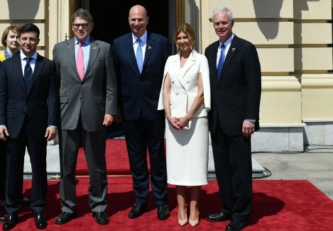 С иностранными гостями. Фото: пресс-служба президента Украины
