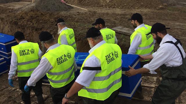 משלחת מתנדבי זקא מצאו בקבר אחים מאות שלדים של גברים נשים וילדים יהודים אשר נורו בראשם על ידי הנאצים (צילום: ישראל זילברברג, זק