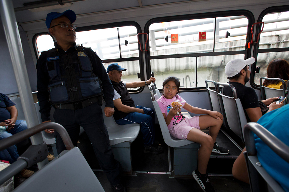 שודדים חמושים ב מקסיקו אזרחים קונים טלפון סמארטפון טלפונים צעצוע  (צילום: AP)