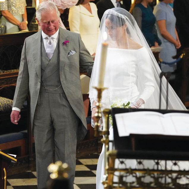 2018. הנסיך צ'רלס, אבי החתן, ולא אבי הכלה כנהוג, מוביל את הכלה מייגן מרקל לחופה, לראשונה בהיסטוריית החתונות של ארמון המלוכה הבריטי.