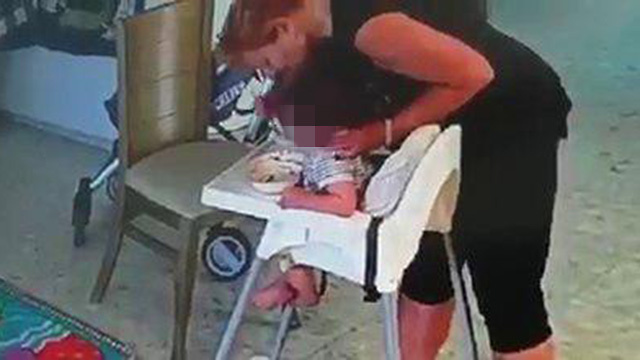 Няня, издевающаяся над младенцем. Фото: из записей камеры слежения