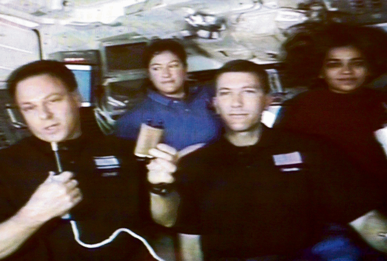 אילן רמון והחברים בצוות קולומביה במסיבת עיתונאים מהחלל, עם ראש הממשלה דאז אריאל שרון, שהועברה באמצעות לווייני תקשורת