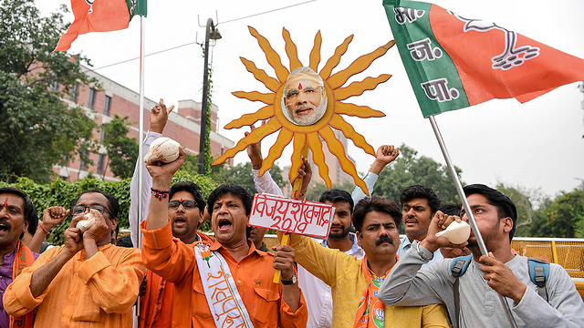 בחירות הודו ניצחון ל נרנדרה מודי תומכיו מריעים ניו דלהי (צילום: AFP)
