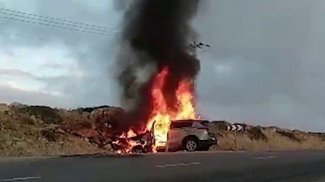 Полицейский спас водителя из горящей машины