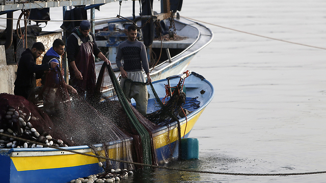 דייגים פלסטינים ב עזה (צילום: AFP)