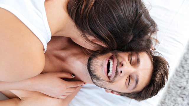 זוג צוחק במיטה (צילום: Shutterstock)