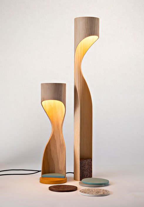 מנורות שולחן של ''סטודיו ויהי'' (עם בסיסים צבעוניים של מאור אהרון). הנורה נסתרת, אך האור ממלא את נפחה של מנורת העץ (צילום: אסף אמברם)