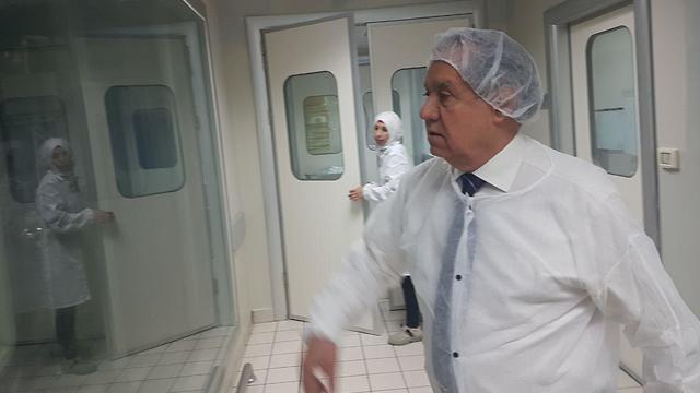 טלאל נאסר א-דין נשיא מפעל תרופות (צילום: יואב זיתון)