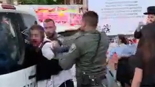 Бойцы МАГАВа задерживают подростка-аутиста в Иерусалиме