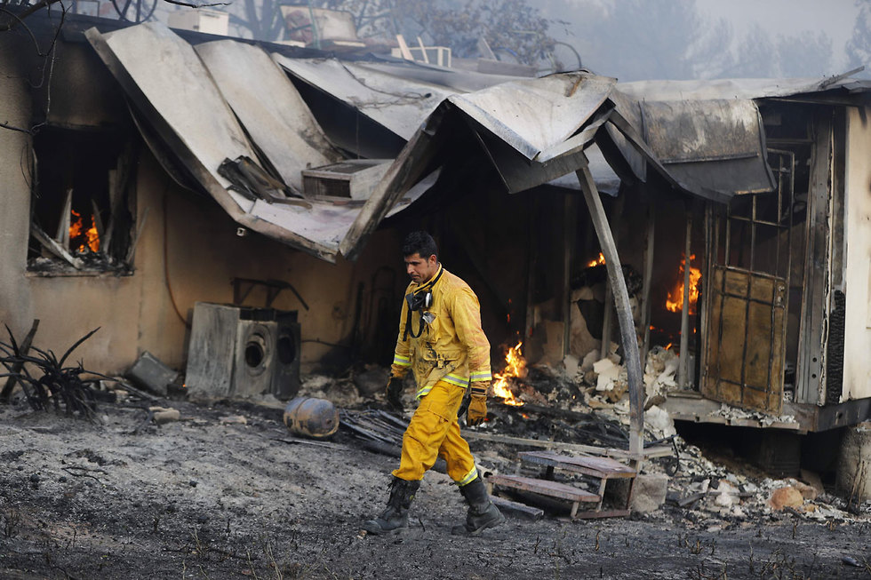 בית שנפגע מהשריפה בקיבוץ הראל (צילום: AFP)
