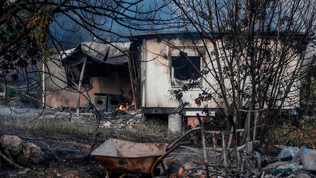 בית שנפגע מהשריפה בקיבוץ הראל (צילום: AFP)
