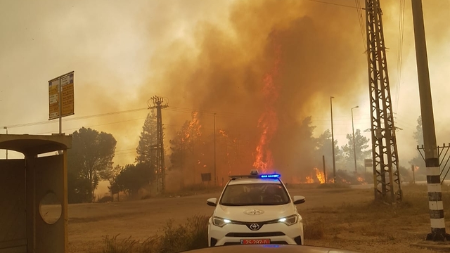 שריפה בקיבוץ מבוא מודיעים (צילום: כבאות והצלה מחוז מרכז)
