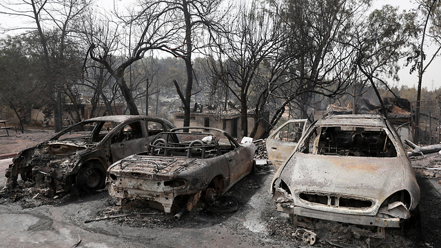 רכבים אשר נשרפו במבוא מודיעים (צילום: EPA)