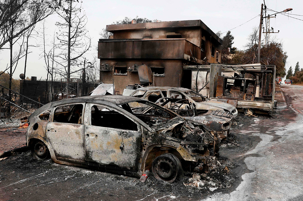 רכבים אשר נשרפו במבוא מודיעים (צילום: AFP)