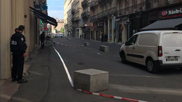 צרפת: 10 פצועים בפיצוץ בעיר ליון ()