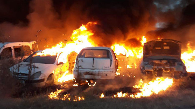 שריפה במגרש מכוניות בבאקה אל גרבייה (צילום: דוברות כבאות והצלה מחוז חוף)