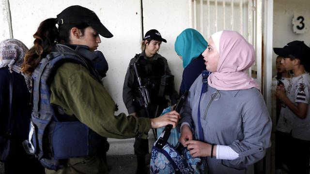 נשים פלסטיניות במחסור בית לחם (צילום: EPA)