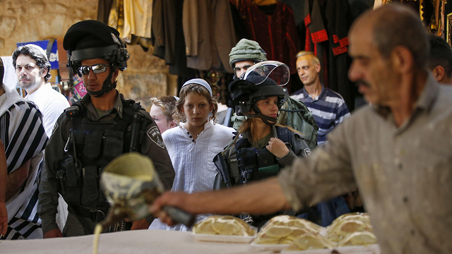 Border Police troops guarding settlers in the new market in Hebron (Photo: AFP)