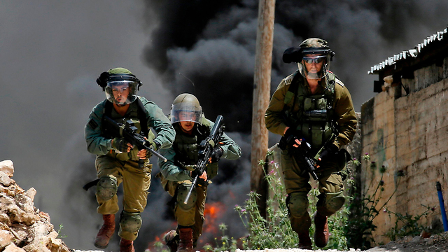 ילדים פלסטינים בעימות עם חיילי צה