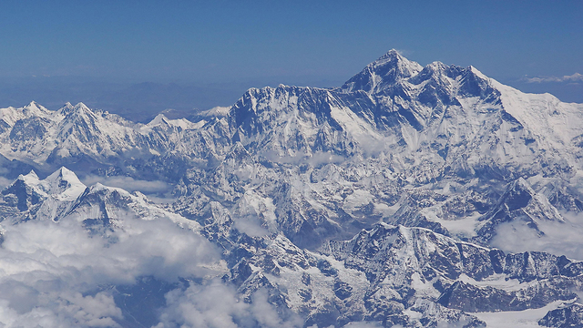 נפאל מטפסים ל פסגת ה אוורסט (צילום: AFP)