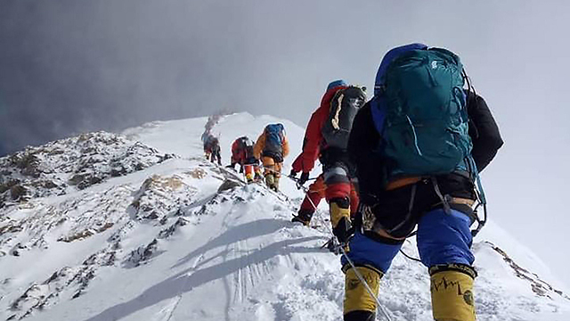 נפאל מטפסים ל פסגת ה אוורסט (צילום: AFP)