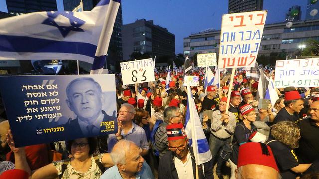 The protesters outside the Tel Aviv Museum of Art on Saturday (Photo: Motti Kimchi)