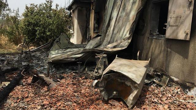 ביתו של אלי מור יוסף, חבר קיבוץ הראל, שנשרף בגל השריפות (צילום: איריס מור יוסף)