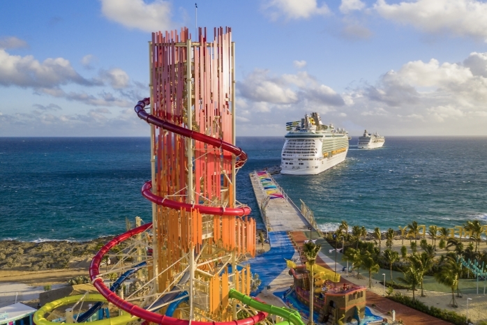 מגדל המגלשות על רקע ספינה של רויאל קריביאן (צילום: Royal Caribbean International)