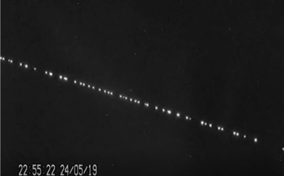 כך נראה המעבר של לווייני Starlink (צילום: SpaceX )