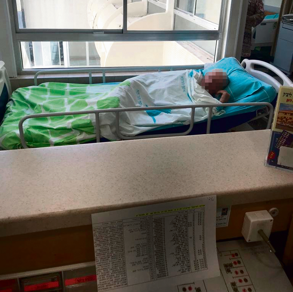 "בזמן המבחן פתאום אין מיטות במסדרונות". חולה במסדרון שצולם אתמול על ידי אחיות בית חולים במרכז הארץ