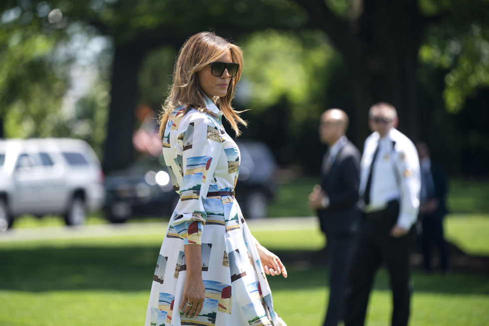 כעת השמלה נמכרת בחצי מחיר. טראמפ לובשת קלווין קליין (צילום: EPA)